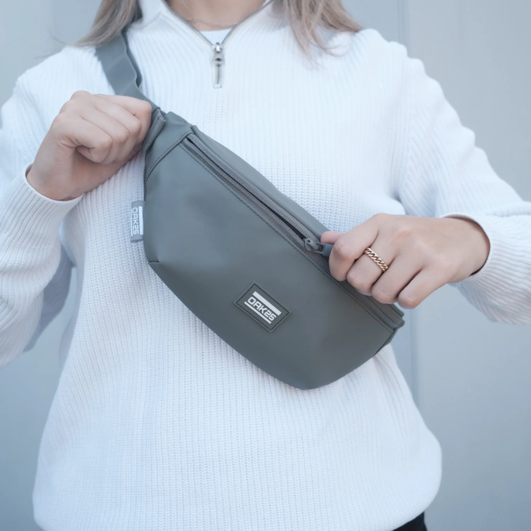 Unisex Bauchtasche von OAK25 in salbeigrün mit Reißverschluss, getragen über der Schulter