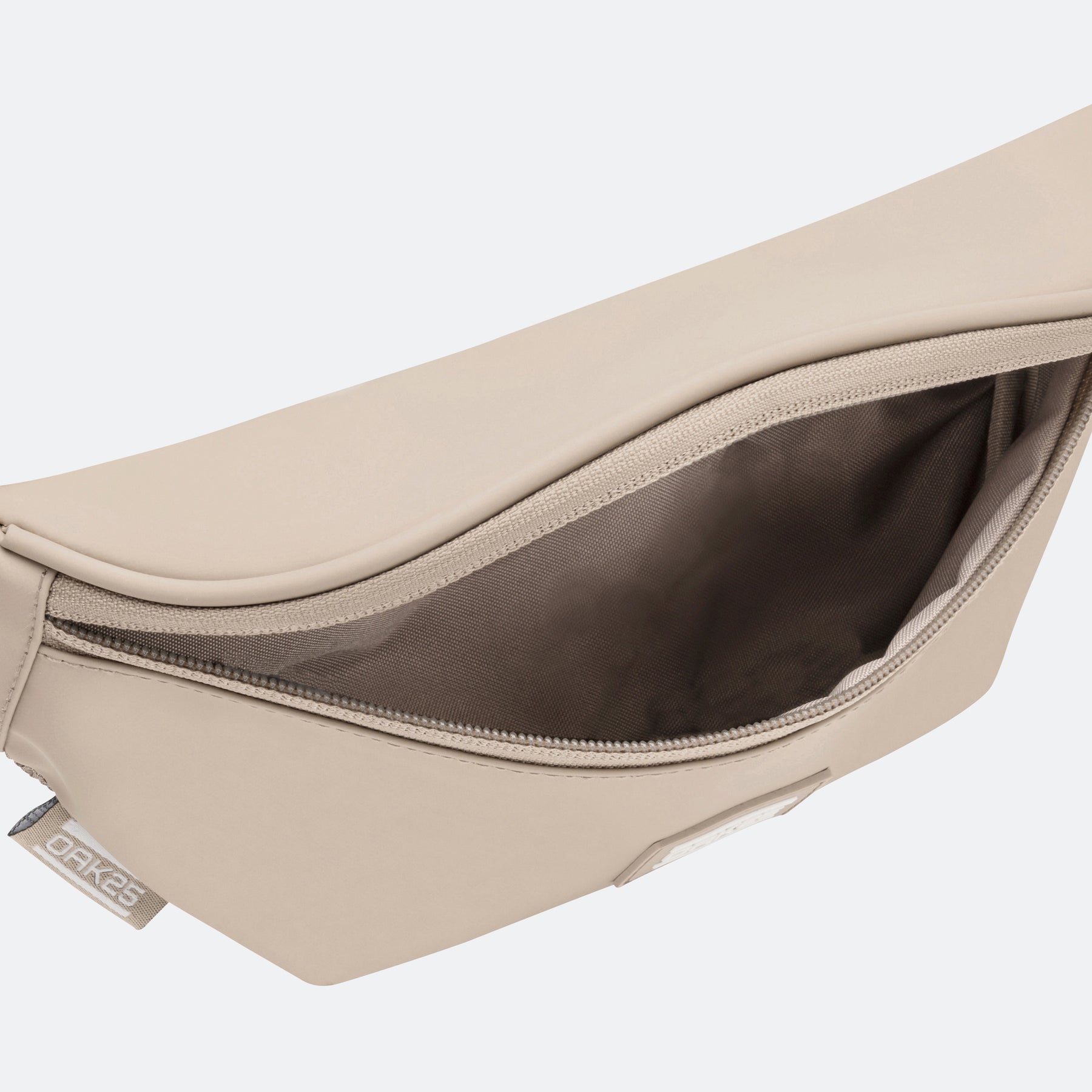 Sandfarbene Bauchtasche mit offenem Reißverschluss und hellbraunem Innenfutter