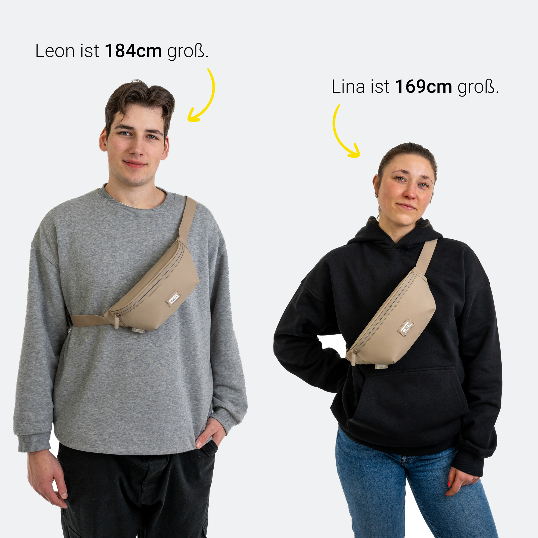 Mann (184 cm) und Frau (169 cm) tragen beige Sling-Taschen über der Schulter