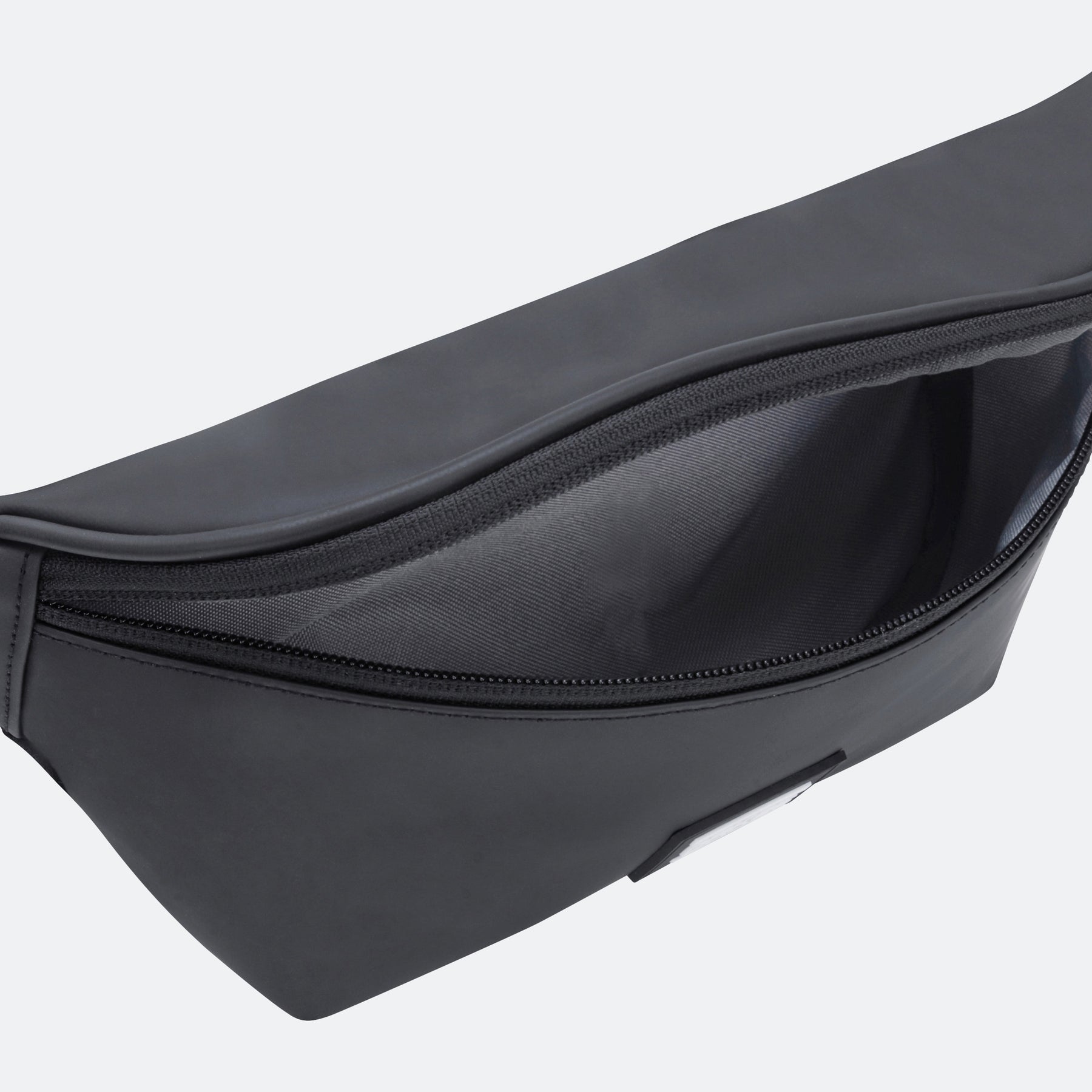 Schwarze Outdoor-Bauchtasche mit Reißverschluss und grauem Innenfutter
