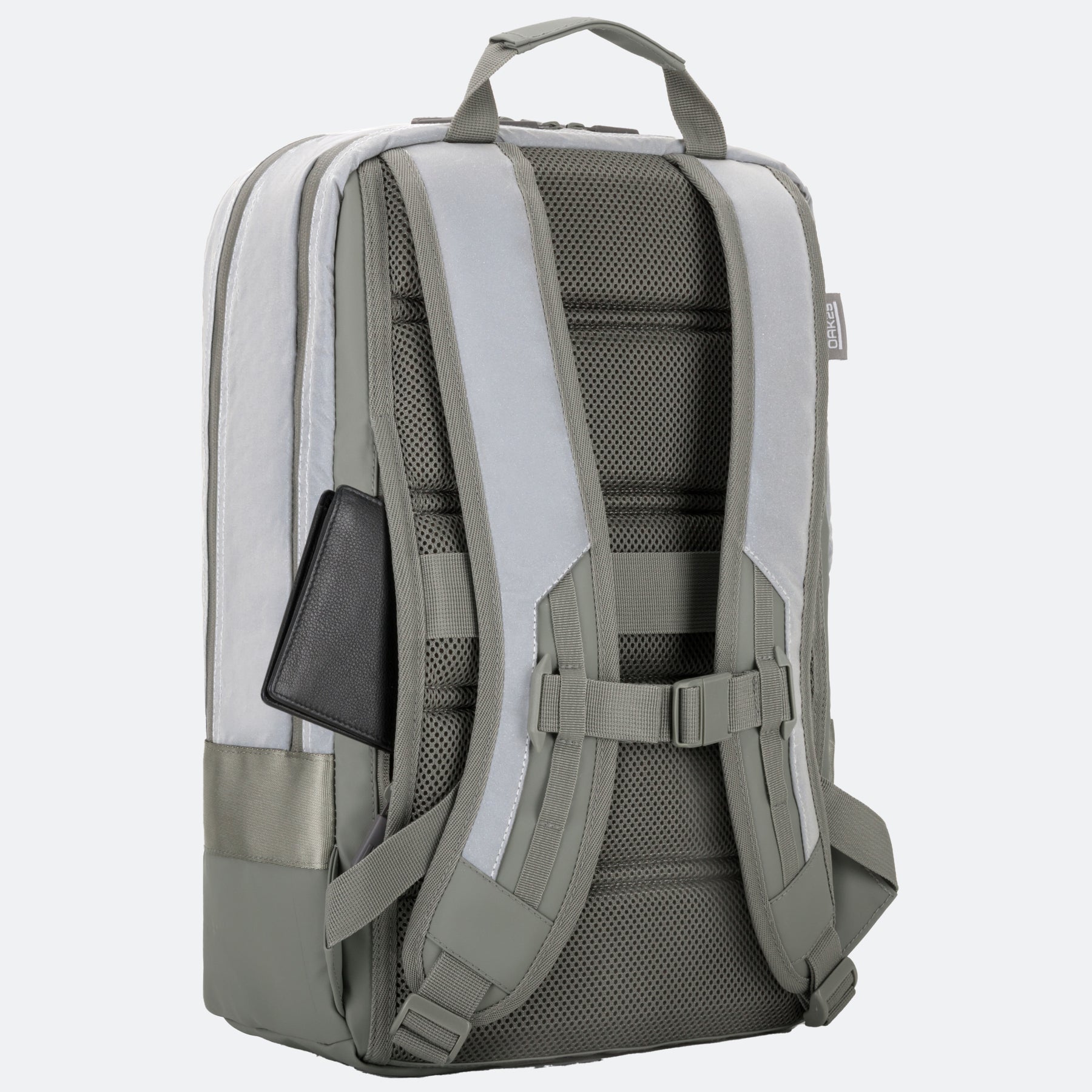 Rückseite des salbeigrünen OAK25 Luminant Rucksacks mit gepolsterten Trägern und verstecktem Sicherheitsfach mit schwarzem Portemonnaie