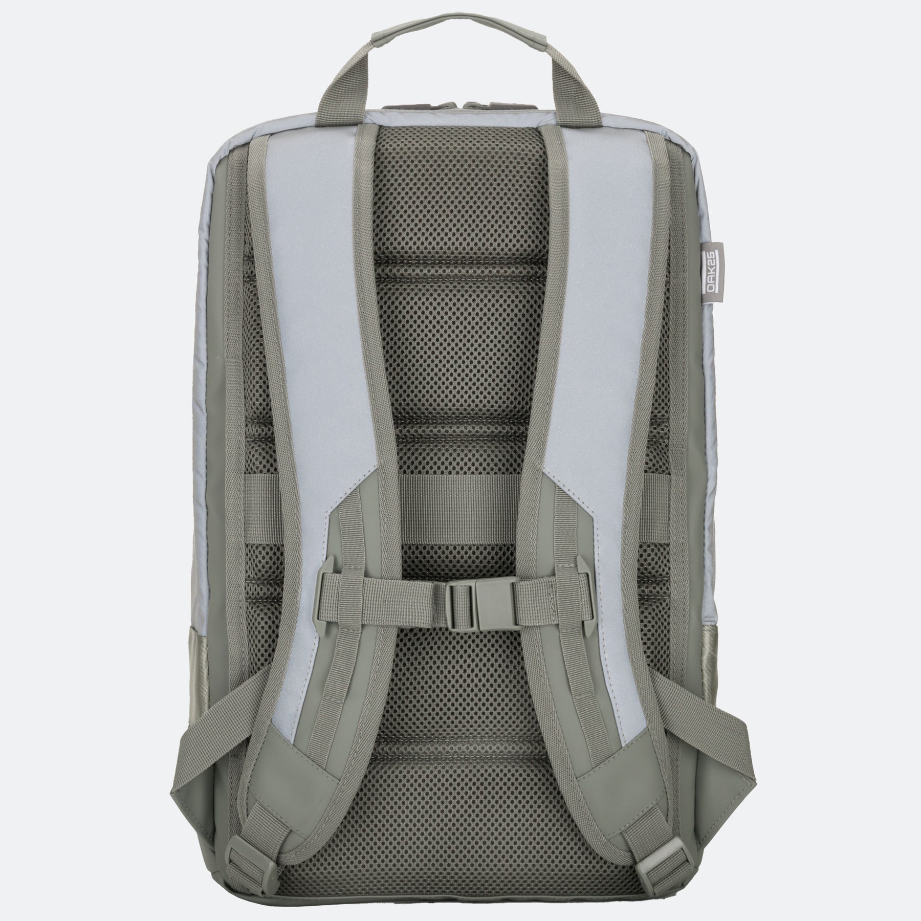 Rückseite des salbeigrünen OAK25 Rucksacks mit ergonomischen, gepolsterten Trägern und Sicherheitsbrustgurt