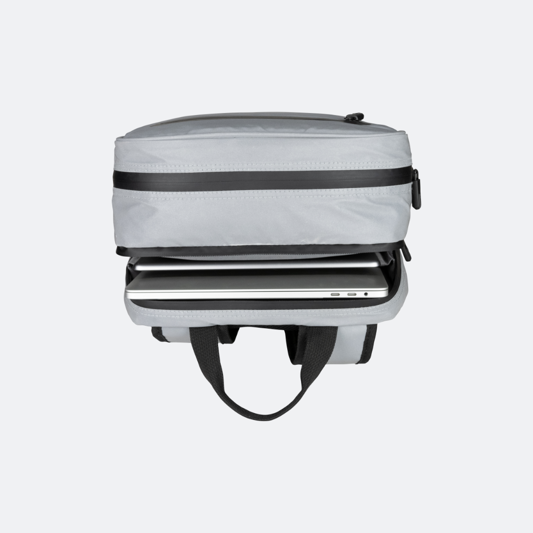 Reflektierender schwarzer Rucksack mit offenem Laptopfach und zwei Laptops sichtbar