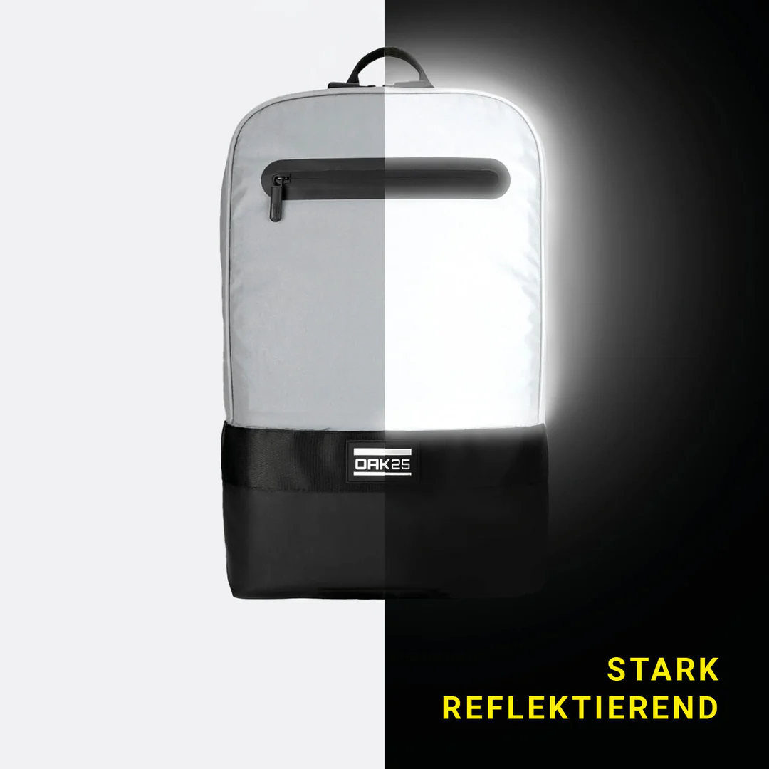 Schwarzer OAK25 Rucksack mit reflektierender Vorderseite, abgeteilt zur Veranschaulichung der Reflexionsfähigkeit