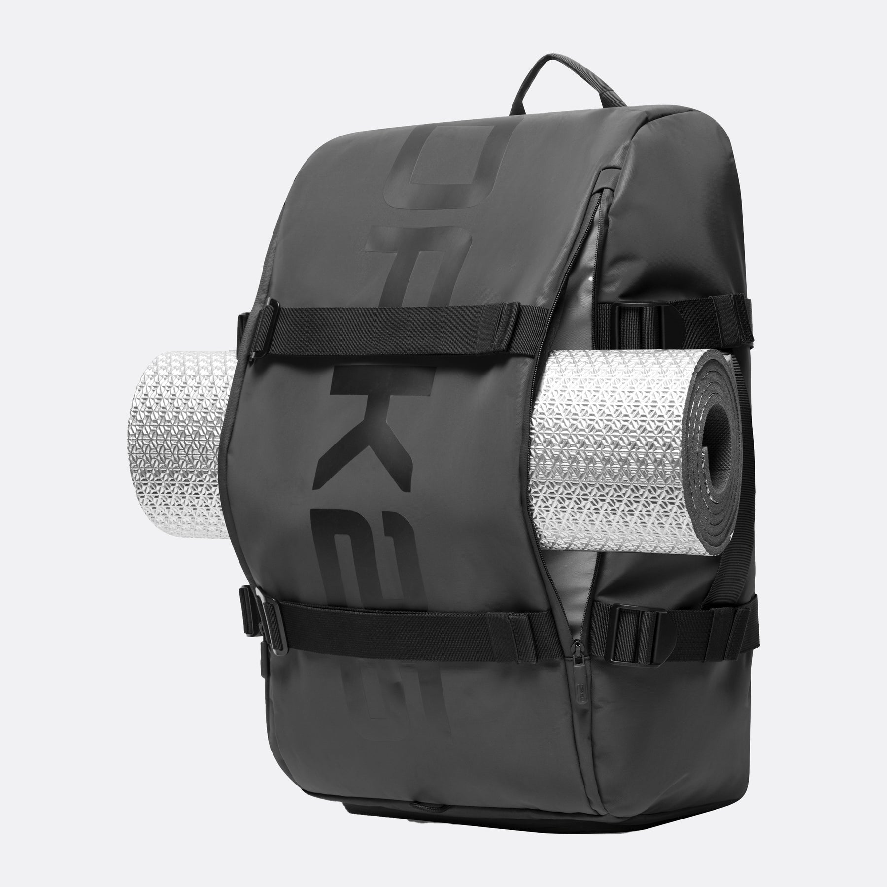Schwarzer Luminite Traveller Rucksack mit seitlichen Schlaufen, die eine silberne Yogamatte halten