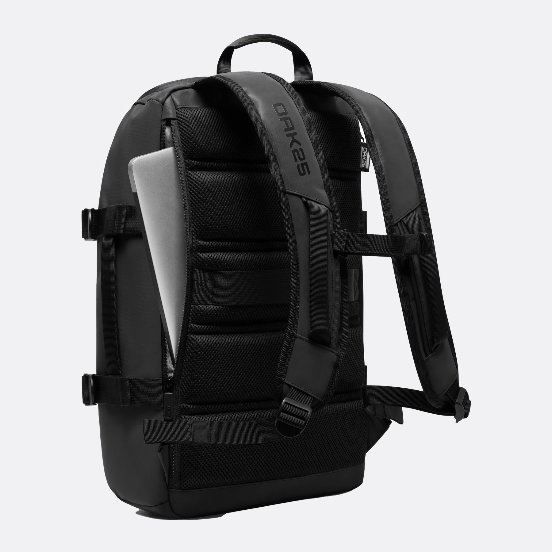 Schwarzer OAK25 Luminite Daybag Rucksack mit gepolstertem Laptopfach und 16-Zoll Laptop