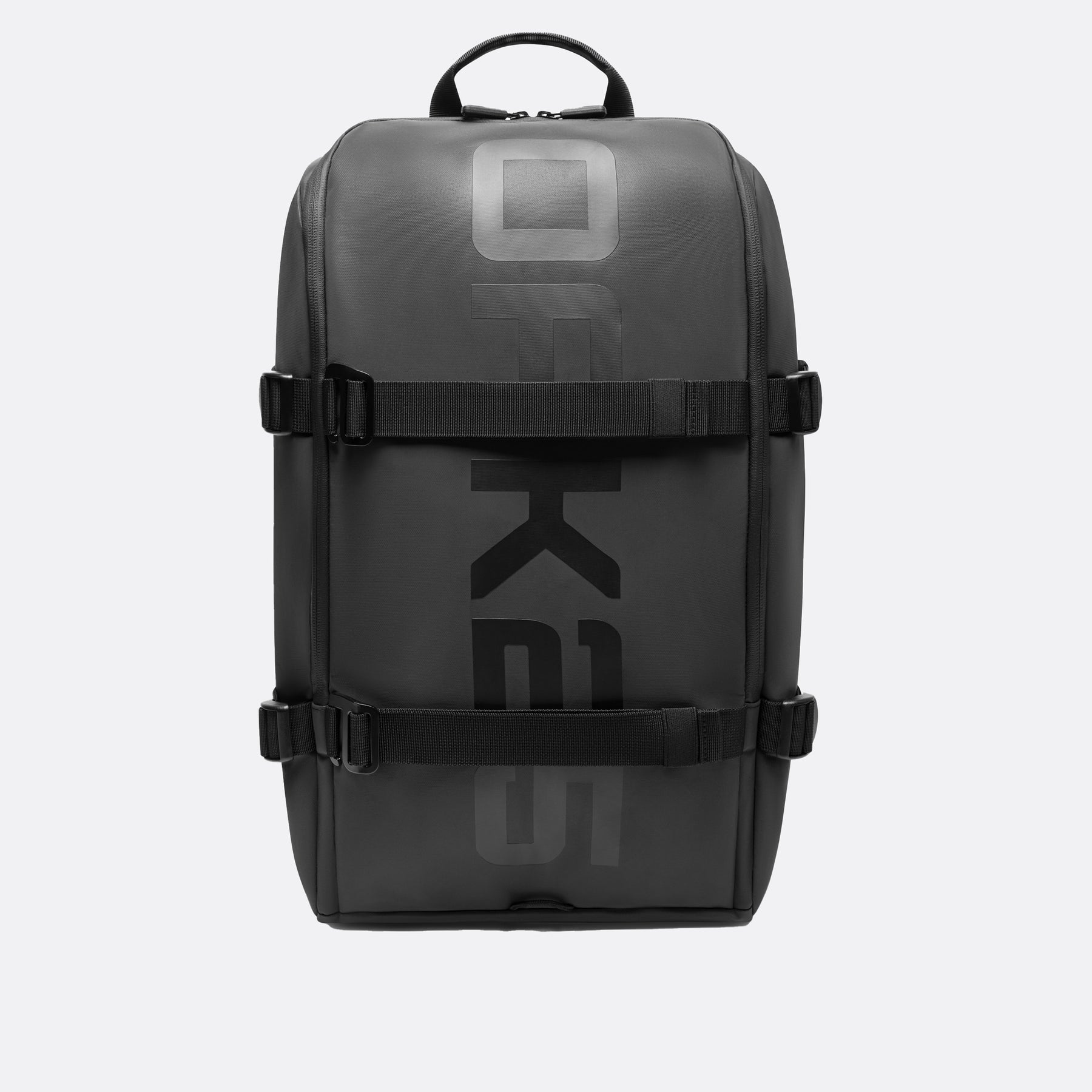 Schwarzer reflektierender Alltagsrucksack von OAK25 mit zwei horizontalen Gurten auf der Vorderseite