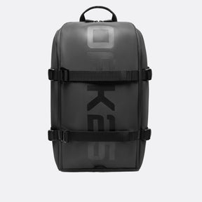 Schwarzer reflektierender Alltagsrucksack von OAK25 mit zwei horizontalen Gurten auf der Vorderseite