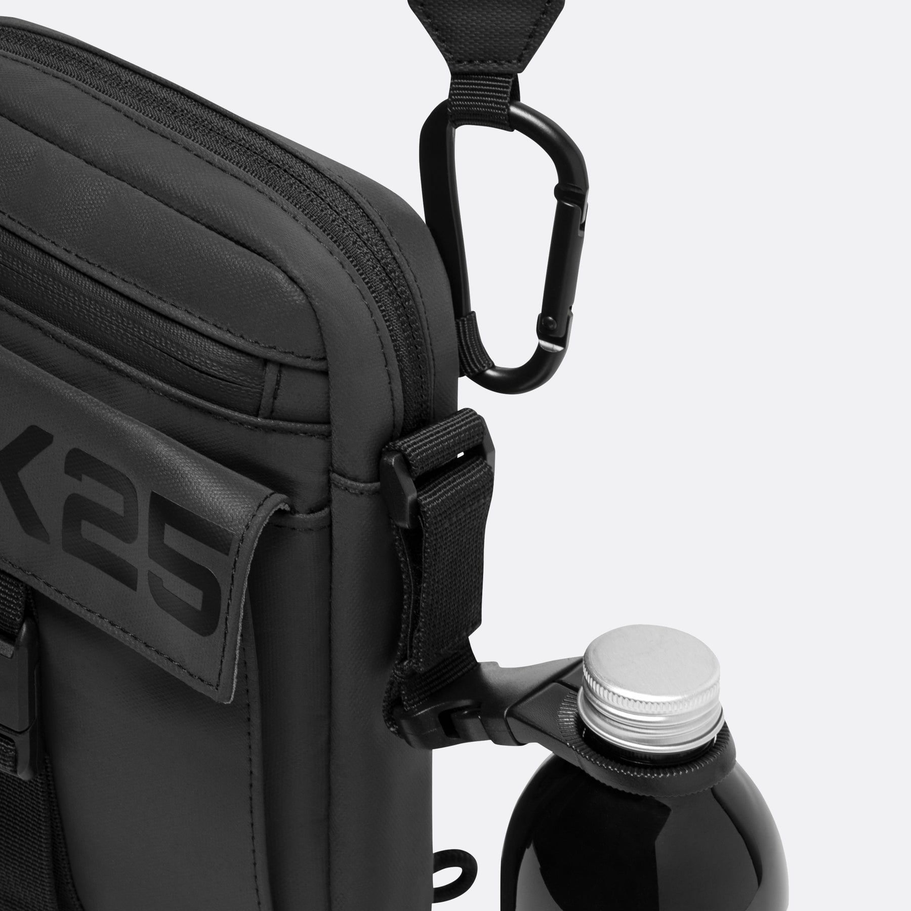 Schwarze Frontpack-Tasche mit Flaschenhalterung und Karabinerhaken