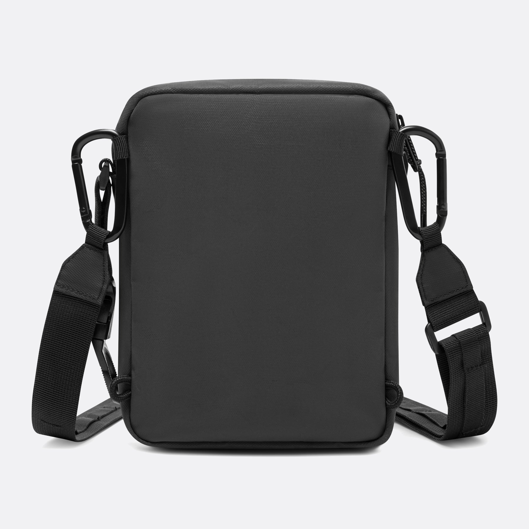 Schwarze Frontansicht eines rechteckigen Slingbags mit verstellbarem Schultergurt und Karabinern