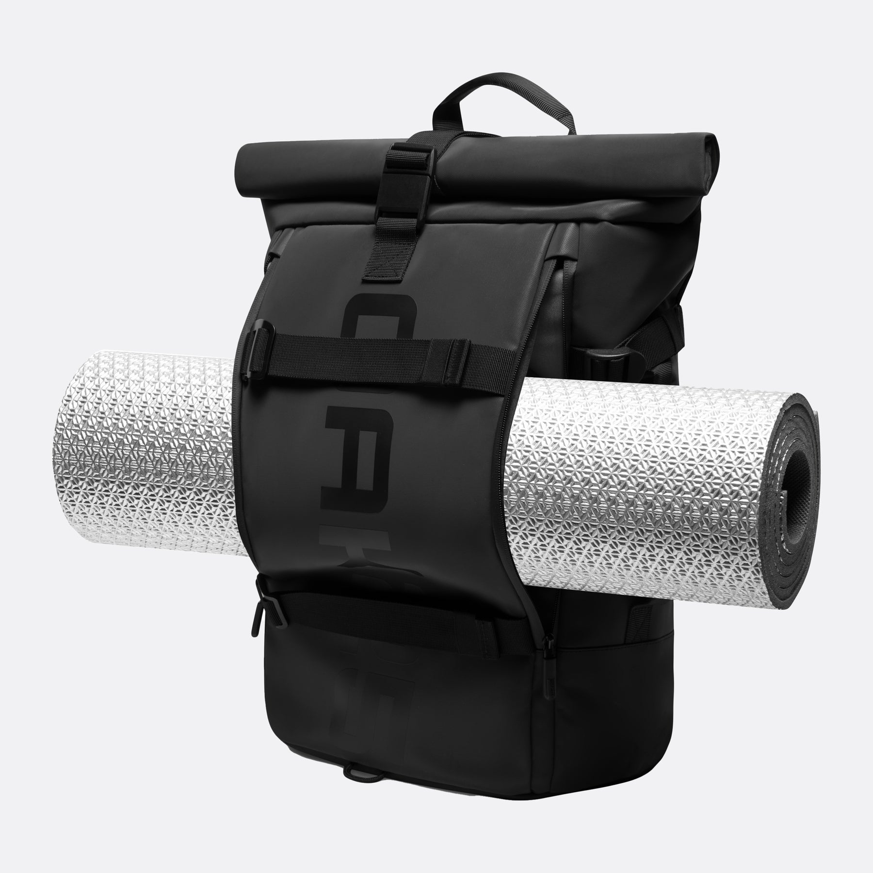 Schwarzer Rolltop-Rucksack mit aufgerollter silberner Matte vorne befestigt