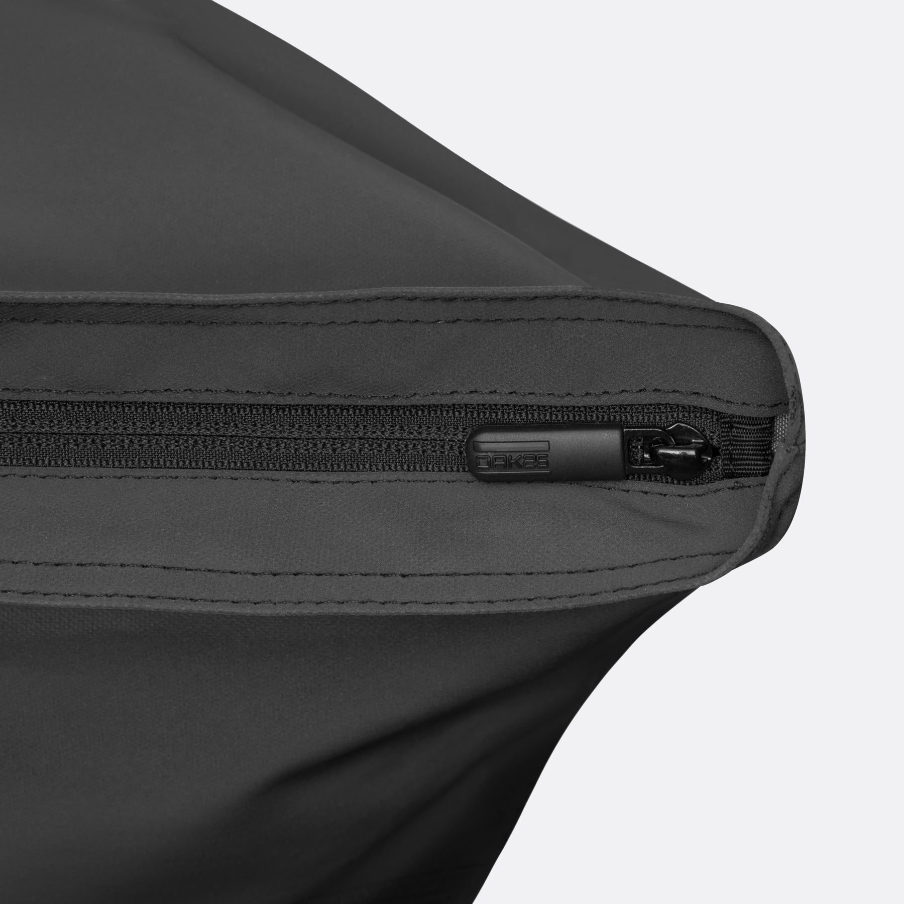 Schwarzer wasserabweisender Reißverschluss am Hauptfach des OAK25 Luminite Rolltop Rucksacks