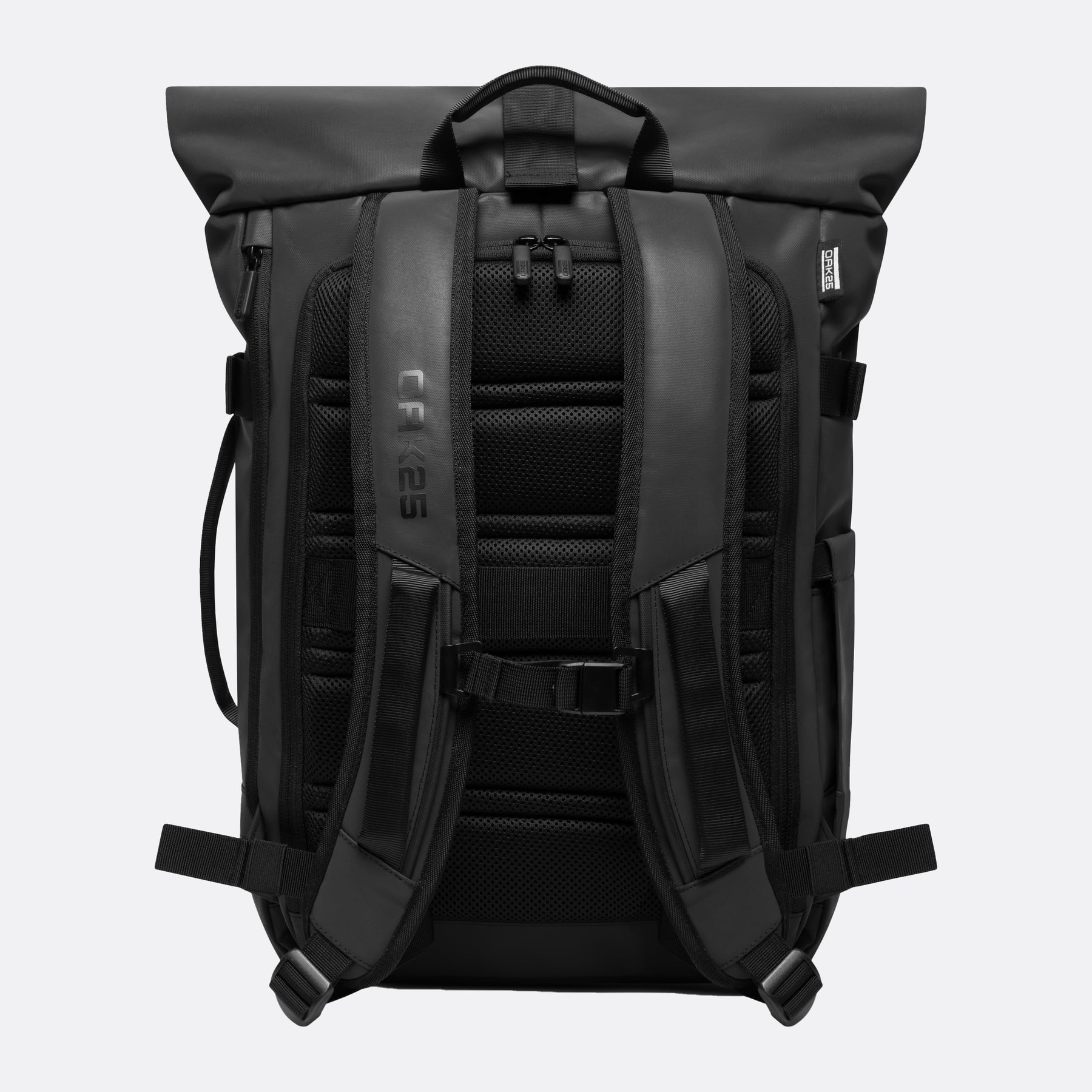 Schwarzer OAK25 Rucksack mit Rolltop, gepolsterten, ergonomischen Trägern und atmungsaktivem Rückenpolster