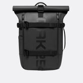 Schwarzer Luminite Rolltop-Rucksack mit reflektierenden Details und OAKPE-Logo auf der Vorderseite