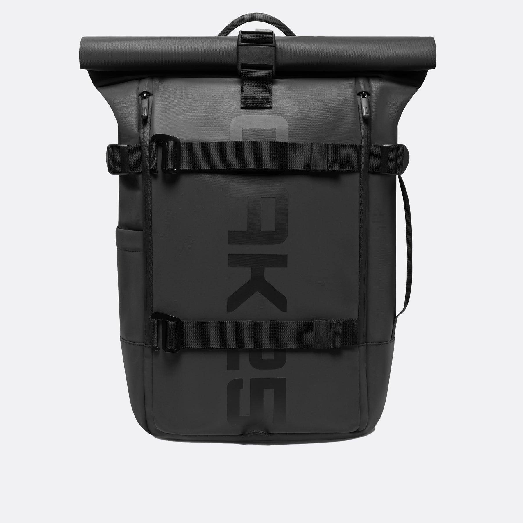 Schwarzer Luminite Rolltop-Rucksack mit reflektierenden Details und OAKPE-Logo auf der Vorderseite