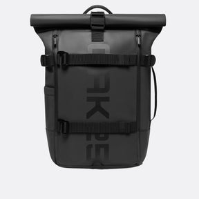 Schwarzer Luminite Rolltop-Rucksack mit reflektierenden Details und OAKPE-Logo auf der Vorderseite