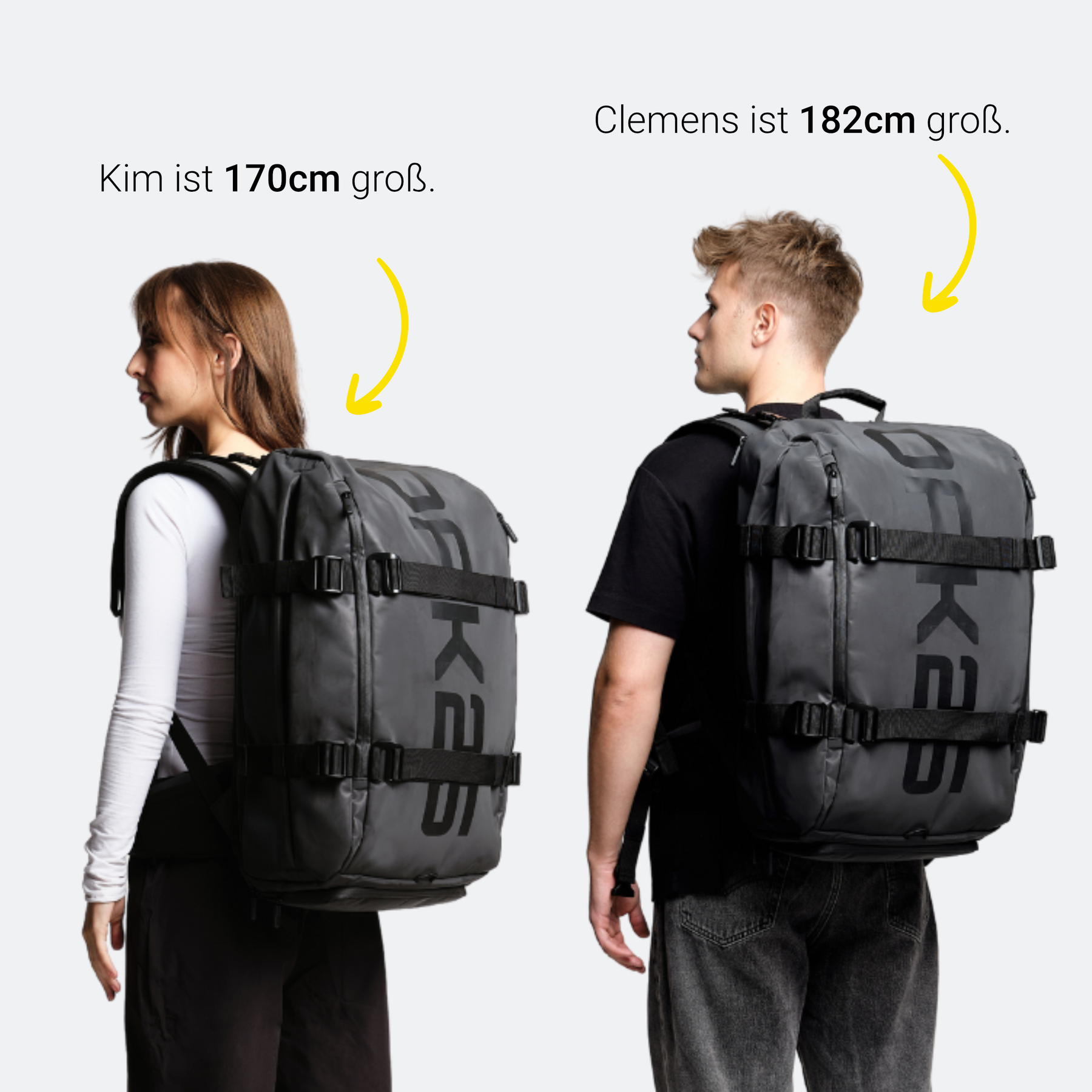 Zwei Personen tragen identische schwarze Rucksäcke mit Aufschrift 'OAK25'. Kim ist 170 cm groß, Clemens 182 cm groß.