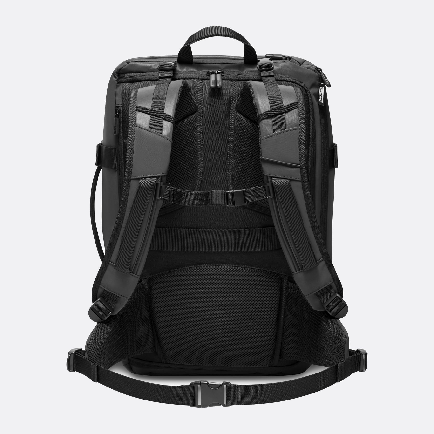 Schwarzer Rucksack Luminite Traveller mit gepolsterten Schultergurten und abnehmbarem Hüftgurt für Tragekomfort