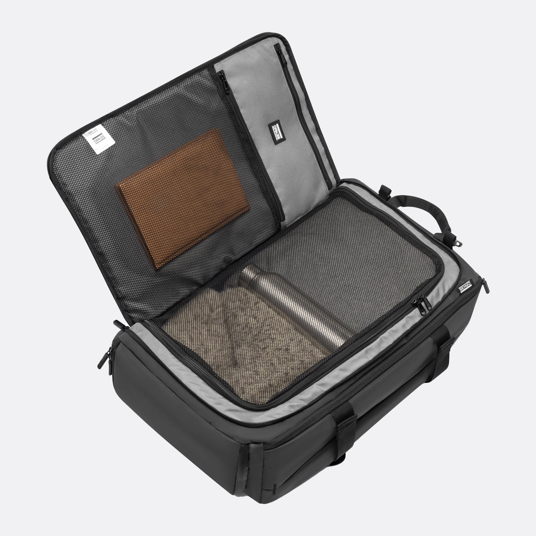 Schwarze Reisetasche Luminite Traveller mit großem Hauptfach und Netzfächern, eine braune Geldbörse und eine Edelstahlflasche innen