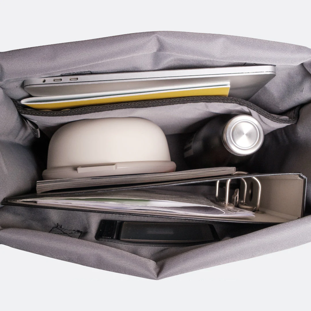 Blick in sandfarbenen Totebag mit Laptopfach, Ordner, Flasche, Lunchbox und weiteren Innenfächern
