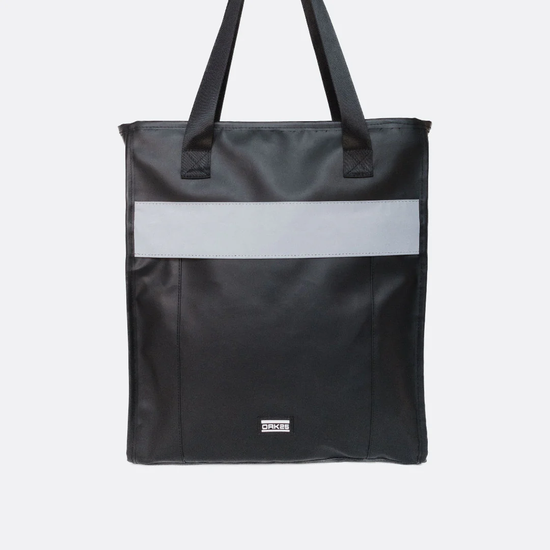 Schwarze OAK25 Trägertasche mit reflektierendem grauem Streifen und kurzem Logo unten