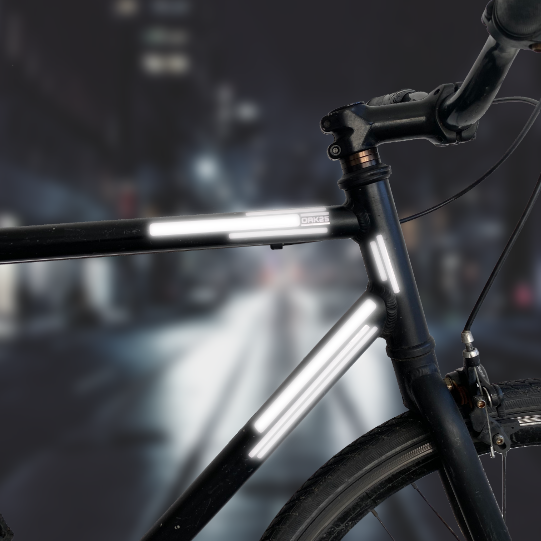 Schwarzes Fahrrad mit aufgeklebten reflektierenden weißen Streifen am Rahmen