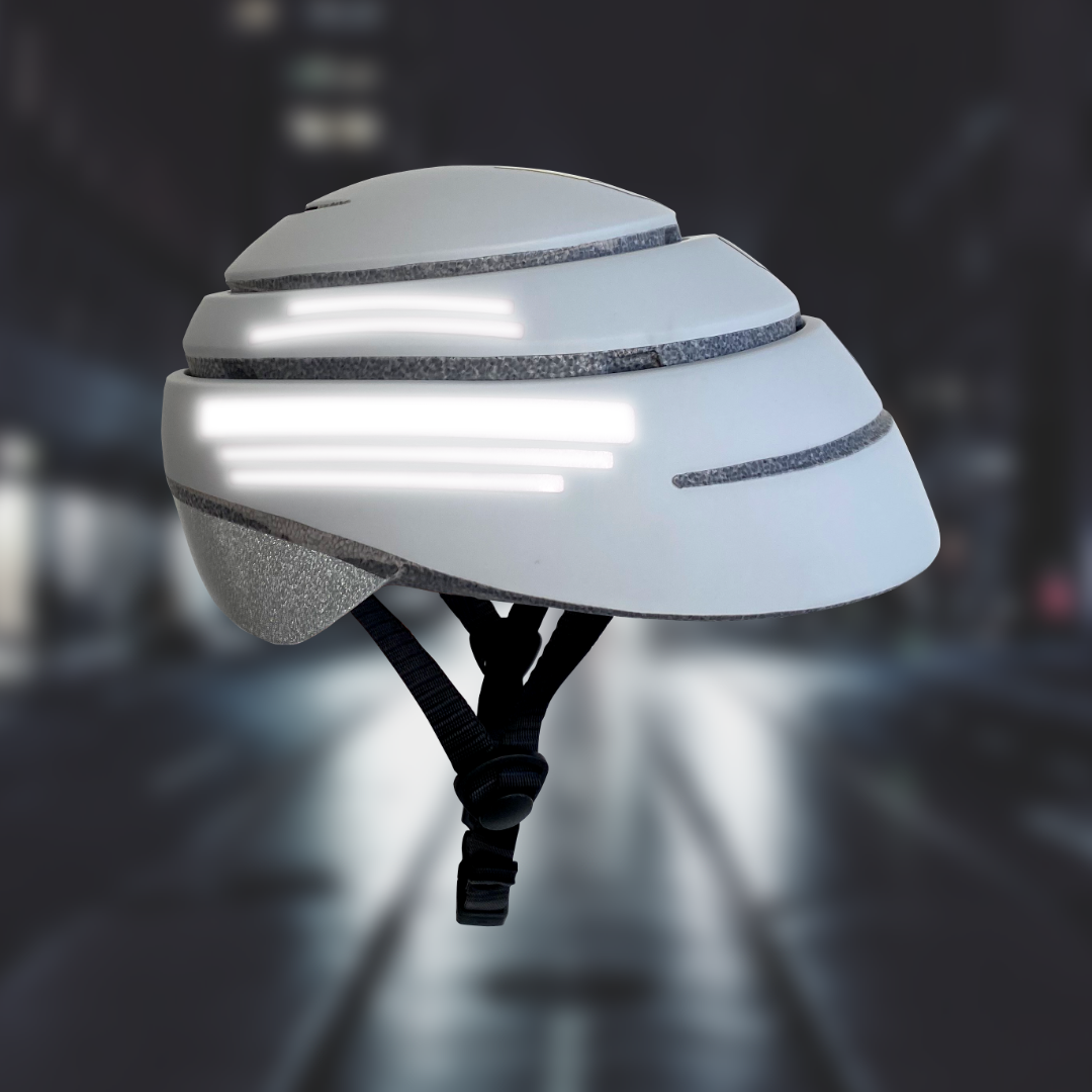 Weißer Fahrradhelm mit reflektierenden Aufkleberstreifen und schwarzem Kinnriemen