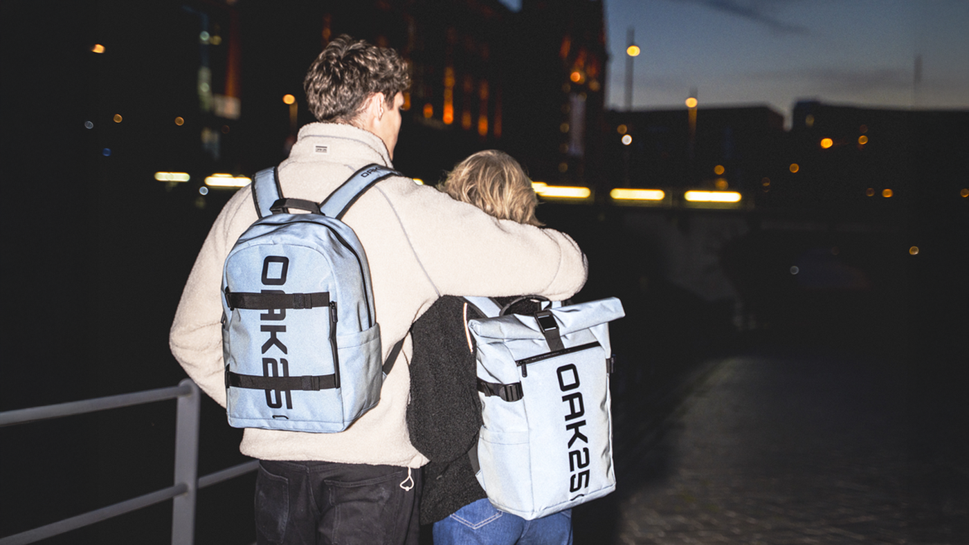 Reflektierender Rucksack und reflektierende Bauchtasche von OAK25 in der Nacht