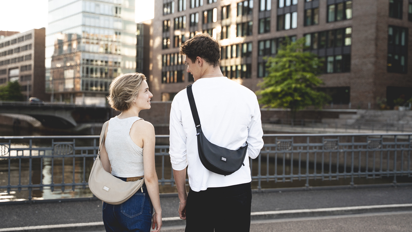 Reflektierender Rucksack und reflektierende  Bauchtasche von OAK25 im Alltag | OAK25 Rucksack