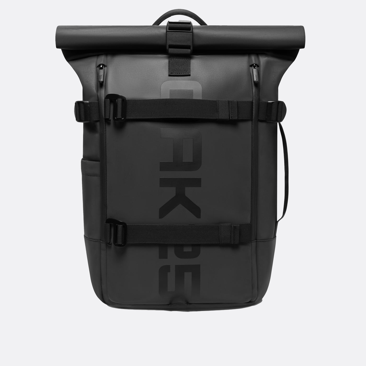 Schwarzer Luminite Rolltop-Rucksack mit reflektierenden Details und OAKPE-Logo auf der Vorderseite